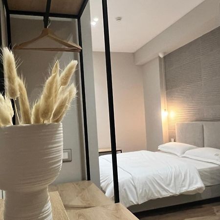 Enzo Rooms & Apartment Blloku Тирана Экстерьер фото