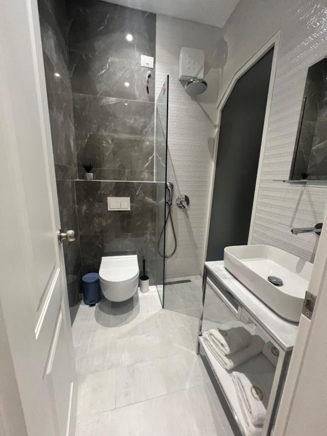 Enzo Rooms & Apartment Blloku Тирана Экстерьер фото