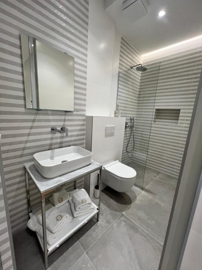 Enzo Rooms & Apartment Blloku Тирана Экстерьер фото