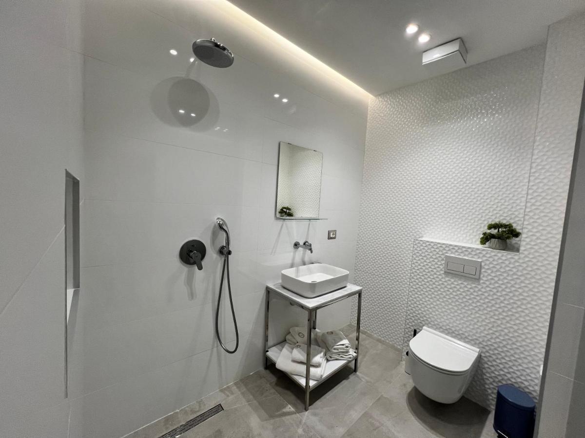 Enzo Rooms & Apartment Blloku Тирана Экстерьер фото
