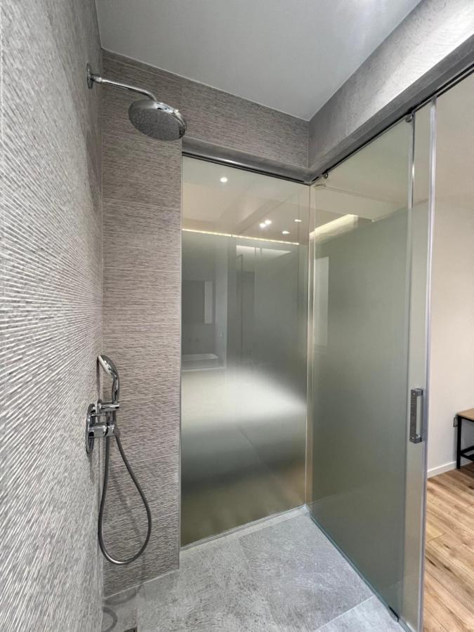 Enzo Rooms & Apartment Blloku Тирана Экстерьер фото