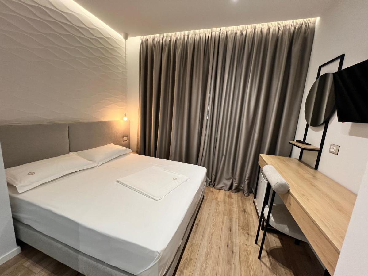 Enzo Rooms & Apartment Blloku Тирана Экстерьер фото