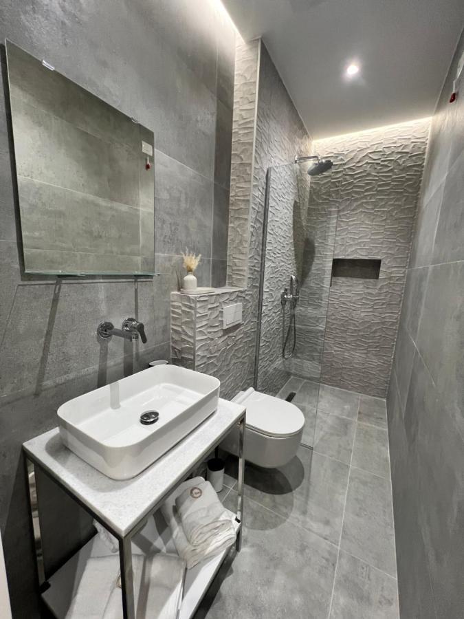 Enzo Rooms & Apartment Blloku Тирана Экстерьер фото