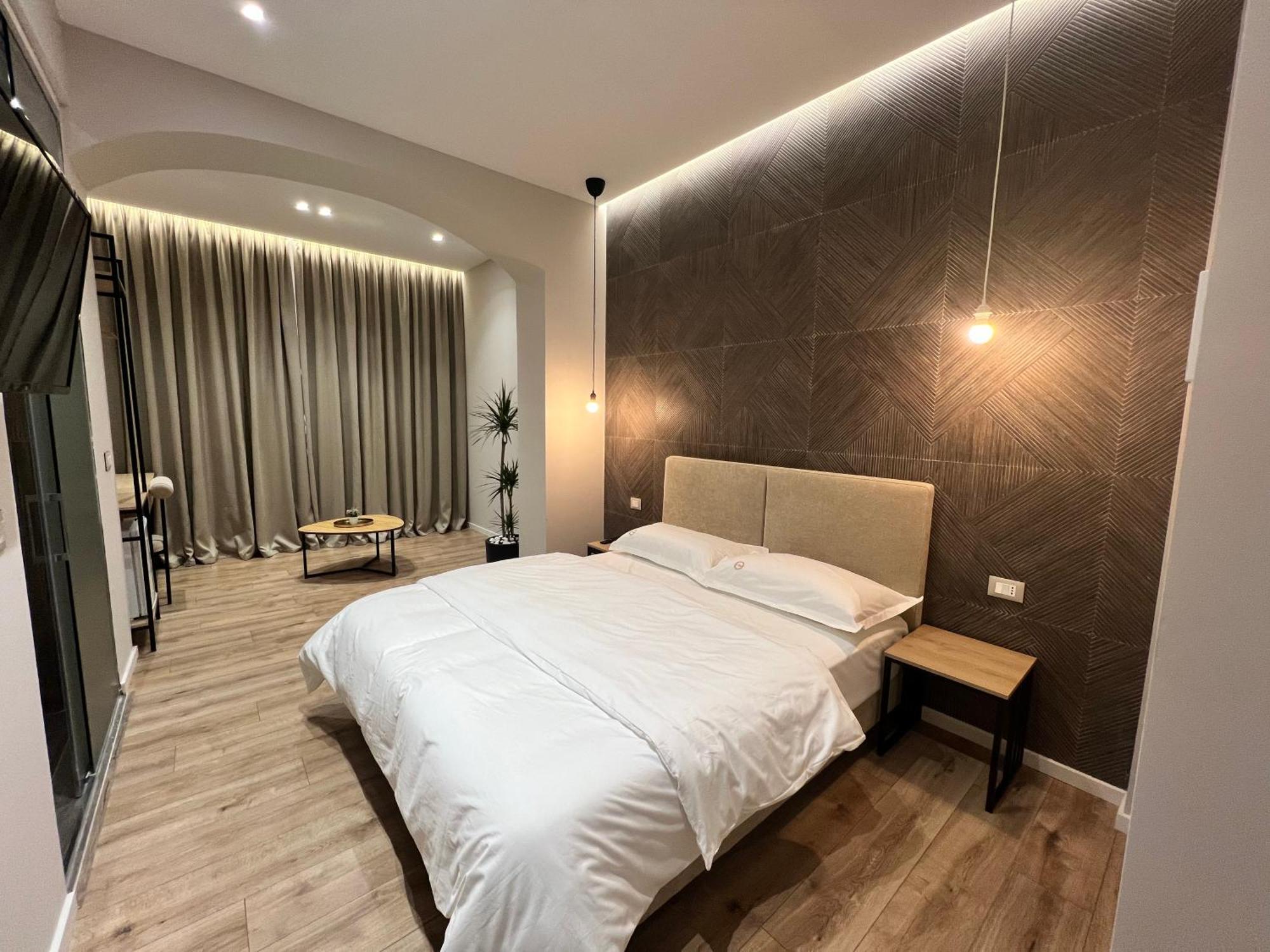 Enzo Rooms & Apartment Blloku Тирана Экстерьер фото