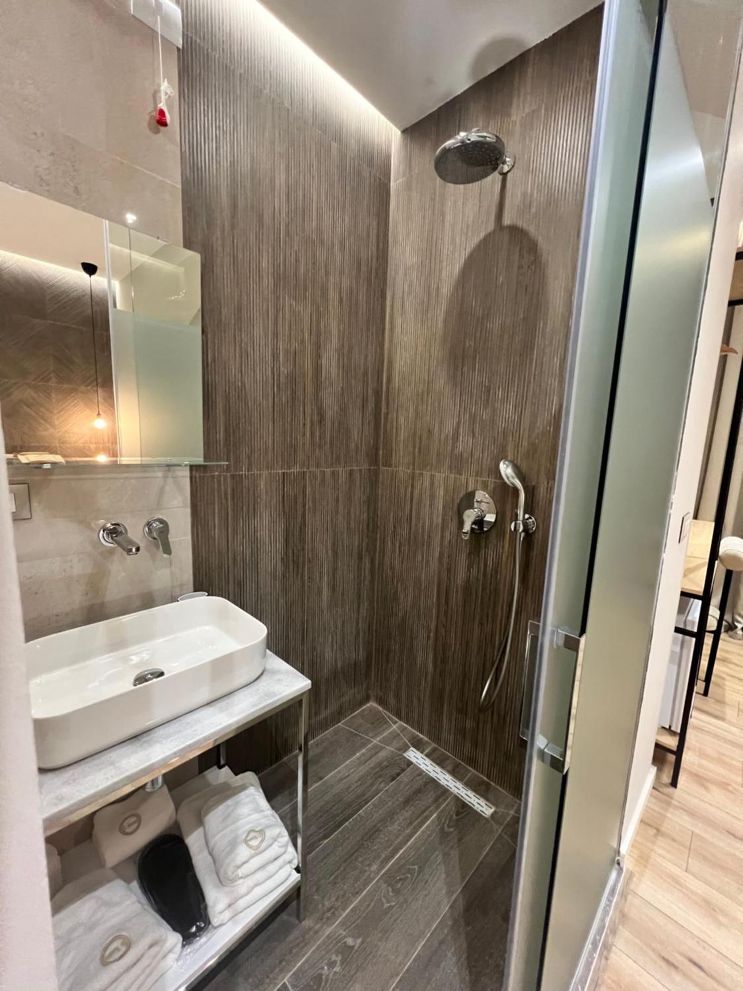 Enzo Rooms & Apartment Blloku Тирана Экстерьер фото