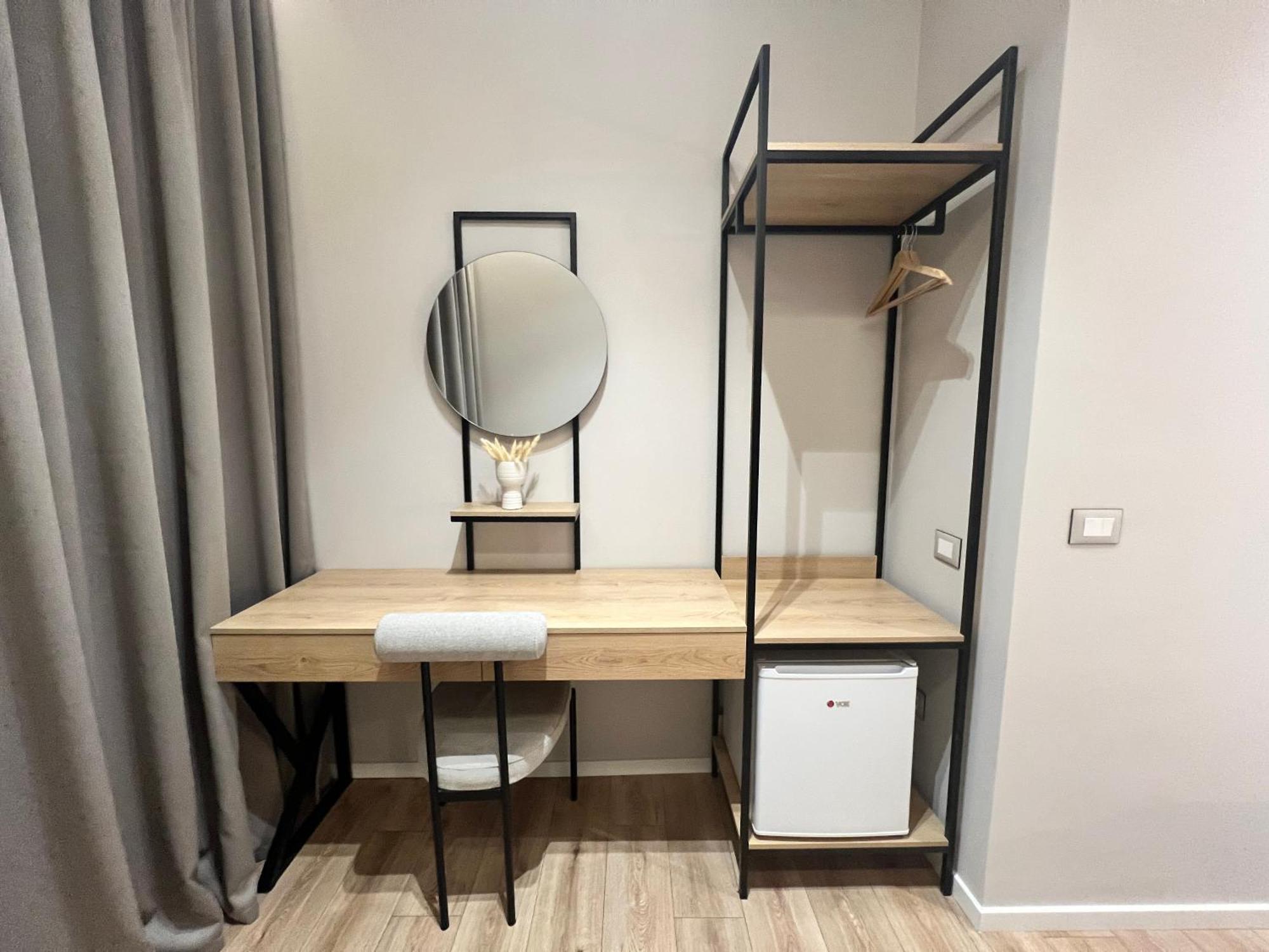 Enzo Rooms & Apartment Blloku Тирана Экстерьер фото