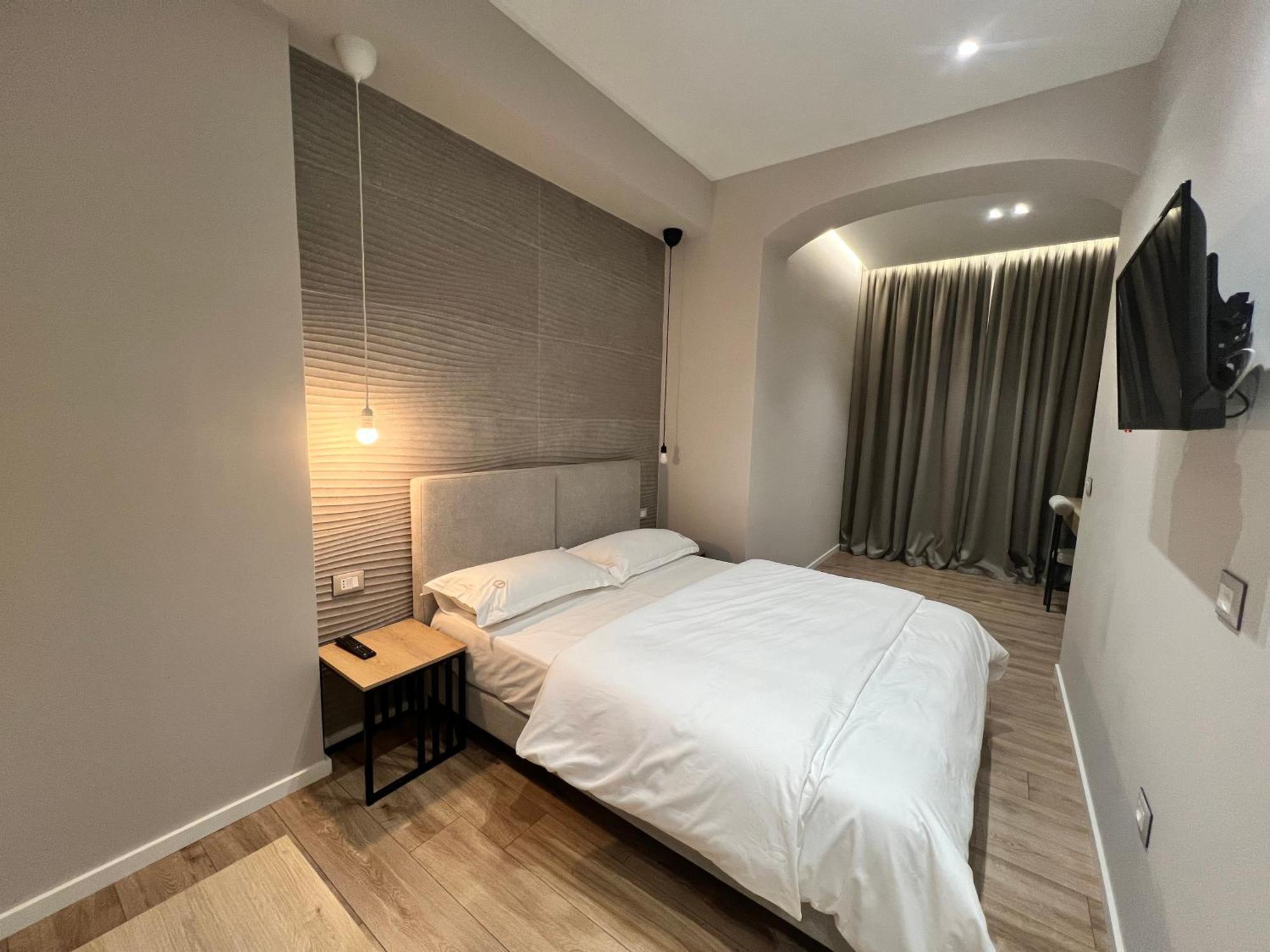 Enzo Rooms & Apartment Blloku Тирана Экстерьер фото