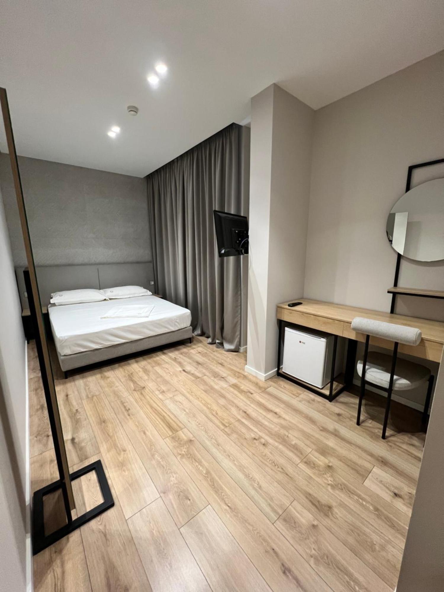 Enzo Rooms & Apartment Blloku Тирана Экстерьер фото