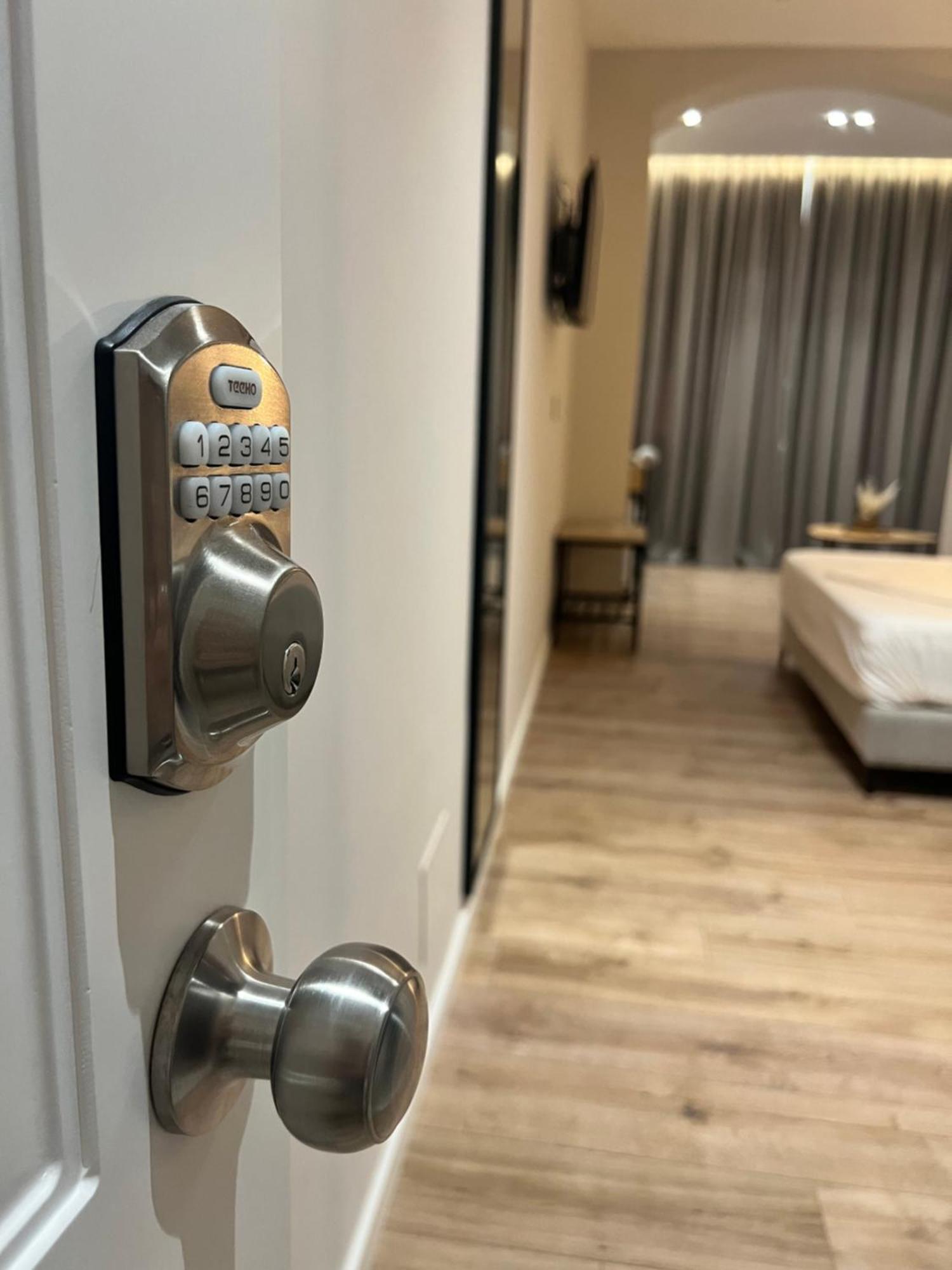 Enzo Rooms & Apartment Blloku Тирана Экстерьер фото