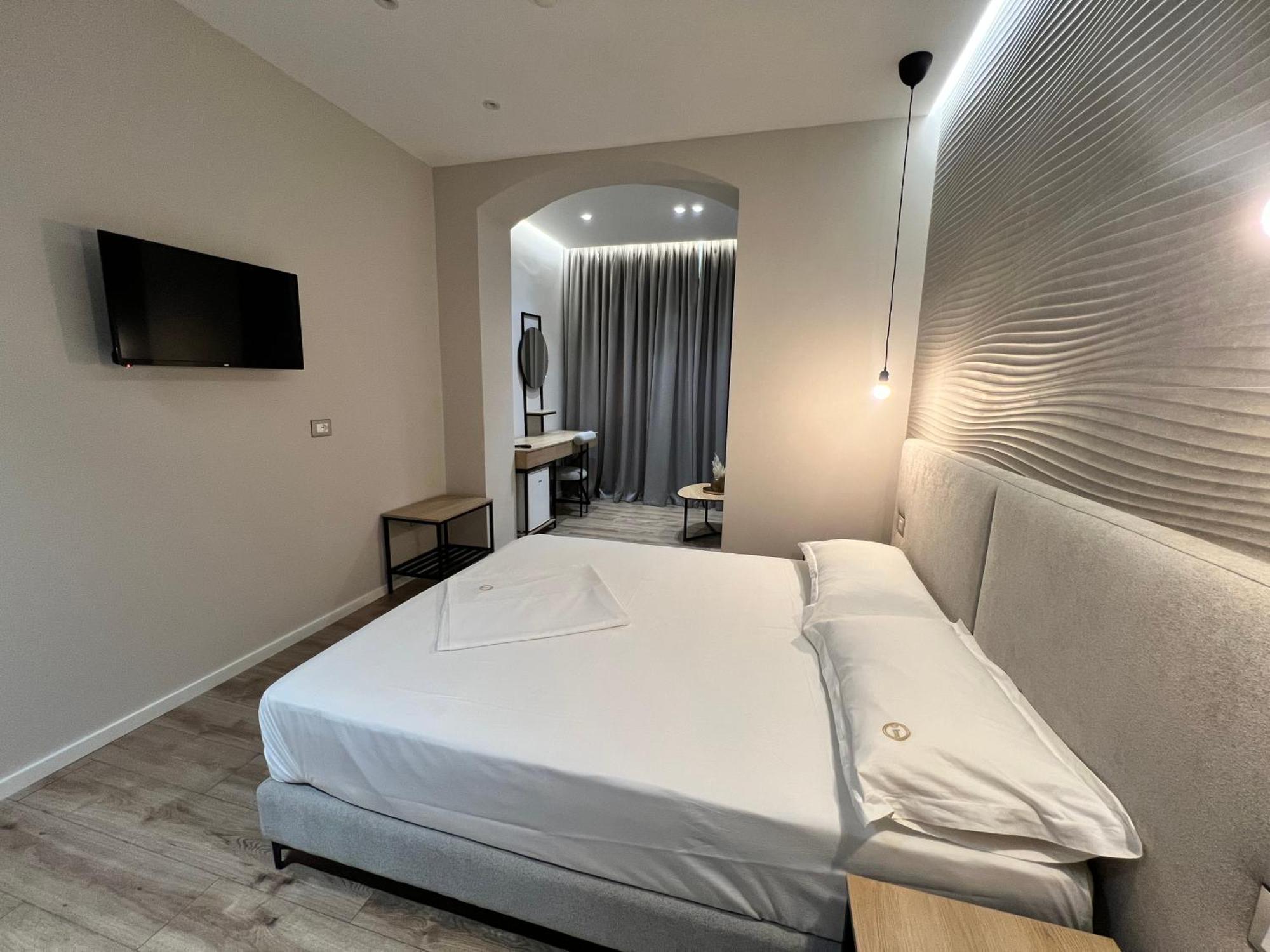 Enzo Rooms & Apartment Blloku Тирана Экстерьер фото