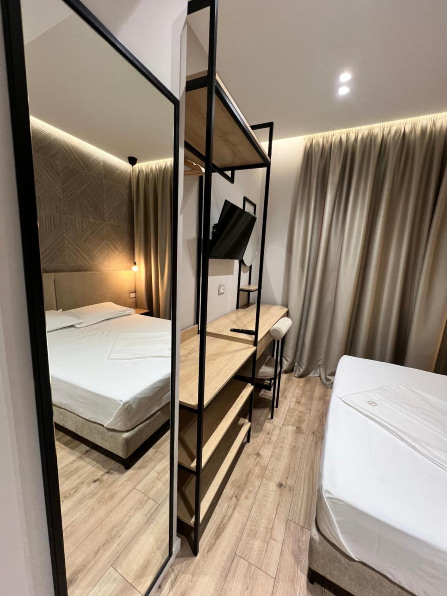 Enzo Rooms & Apartment Blloku Тирана Экстерьер фото