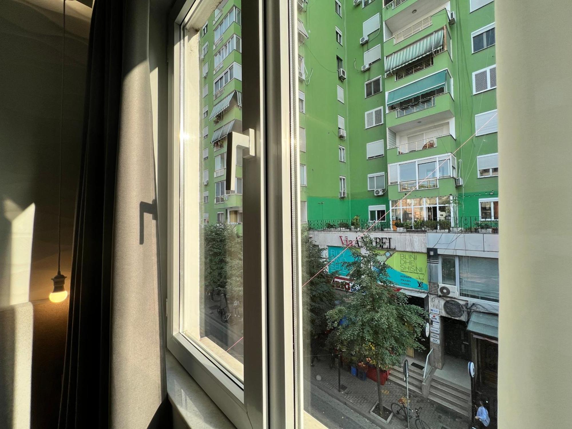 Enzo Rooms & Apartment Blloku Тирана Экстерьер фото